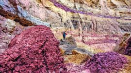 Al ingresar al cañadón los murallones comienzan a ser cada vez más altos y los colores cada vez más constrastados. Luego de cada lluvia el escenario puede cambiar. Algunos saltos no se dejan superar fácilmente. Llevar sogas puede ser muy útil.