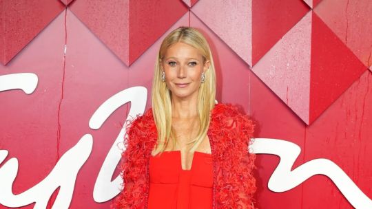 El conjunto de falda y top rojo que llevo Gwyneth Paltrow es lo opuesto al quiet luxury