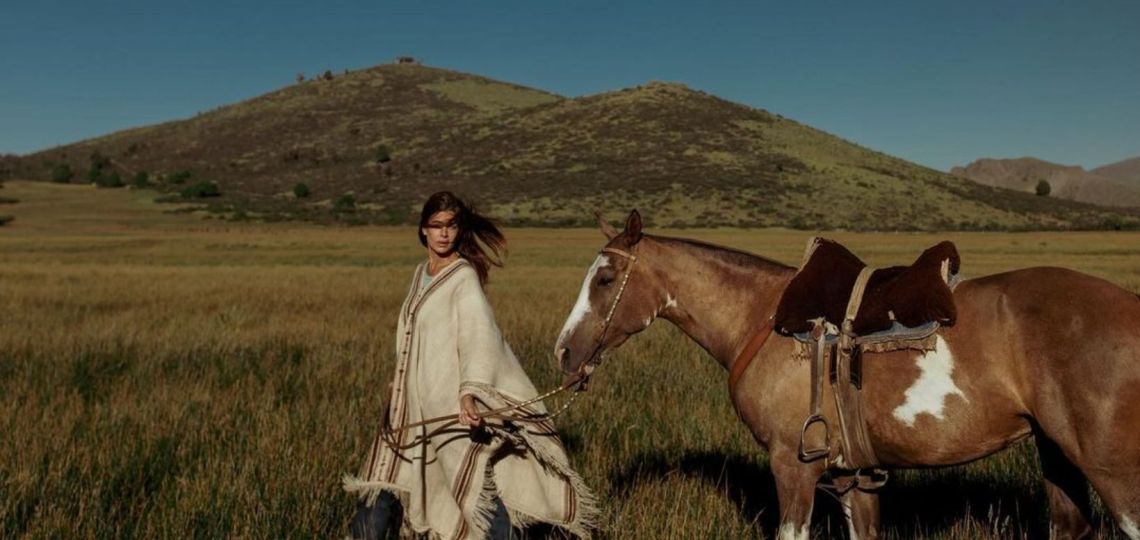 Desde la Patagonia, Juliana Awada modela un adelanto de los mejores looks para el otoño