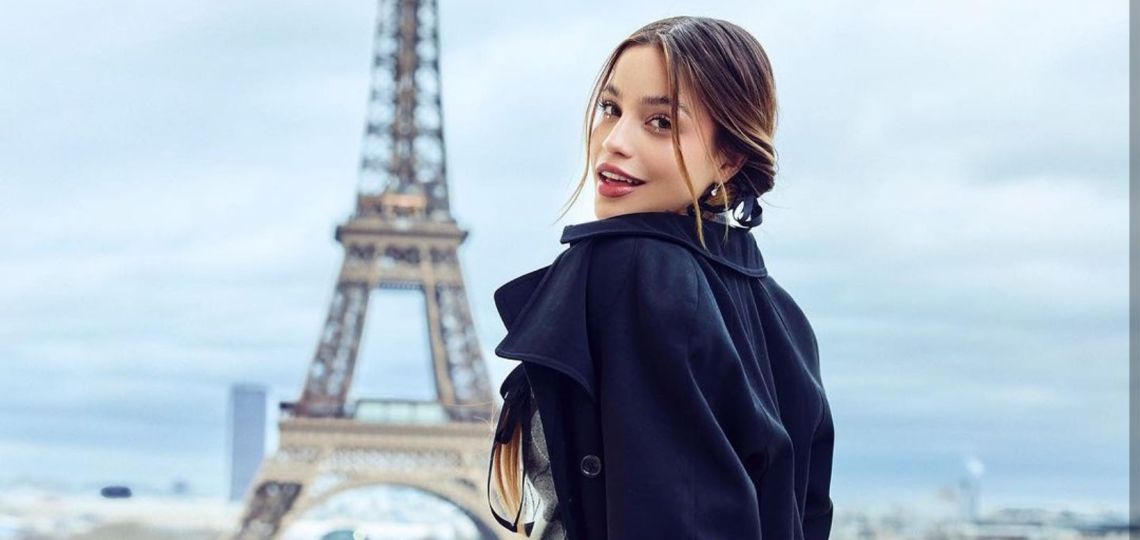 Emilia Mernes deslumbra en París con su look coquette aesthetic