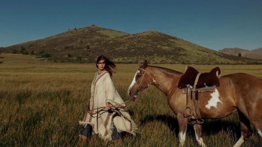 Desde la Patagonia, Juliana Awada modela un adelanto de los mejores looks para el otoño