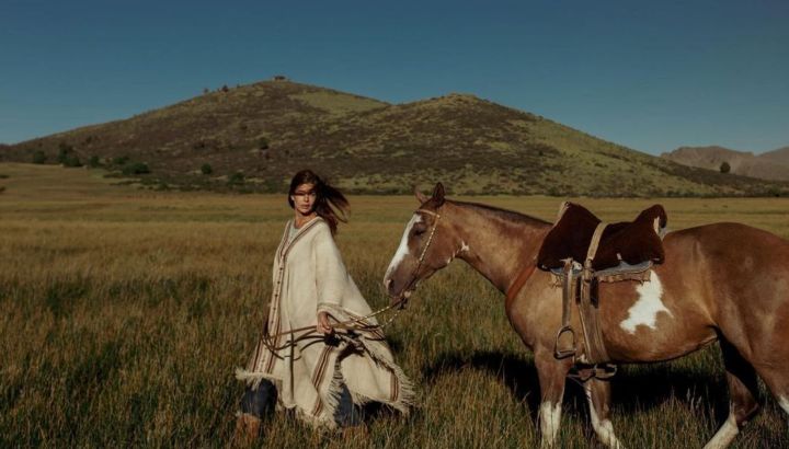Desde la Patagonia, Juliana Awada modela un adelanto de los mejores looks para el otoño