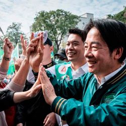 El vicepresidente de Taiwán y candidato presidencial del gobernante Partido Democrático Progresista (PPD), Lai Ching-te (C), saluda a sus partidarios durante su gira de campaña en Kaohsiung. Foto de Yasuyoshi CHIBA / AFP | Foto:AFP