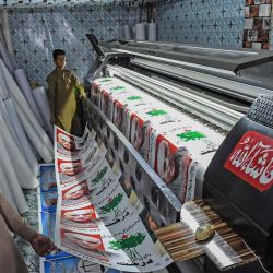 Los trabajadores imprimen carteles electorales en una imprenta en Quetta, antes de las próximas elecciones generales. Foto de Banaras KHAN / AFP  | Foto:AFP