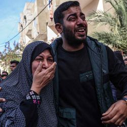 Los familiares reaccionan después de que se encontró el cuerpo de una víctima después de que un bombardeo israelí impactara un automóvil en Rafah, en el sur de la Franja de Gaza. Foto de AFP | Foto:AFP
