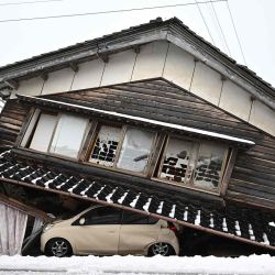 Un automóvil dañado yace debajo de un edificio derrumbado en la ciudad de Shika en el distrito de Hakui, prefectura de Ishikawa. Foto de Philip FONG / AFP | Foto:AFP