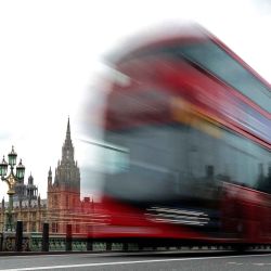 Un autobús pasa por la Torre Isabel, comúnmente conocida por el nombre de la campana del reloj, "Big Ben", en el Palacio de Westminster. Foto de Adrian DENIS/AFP  | Foto:AFP