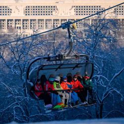 Esquiadores y practicantes de snowboard suben a un ascensor en las colinas Vorobyovy con vistas a la ciudad de Moscú. Foto de Natalia KOLESNIKOVA / AFP | Foto:AFP
