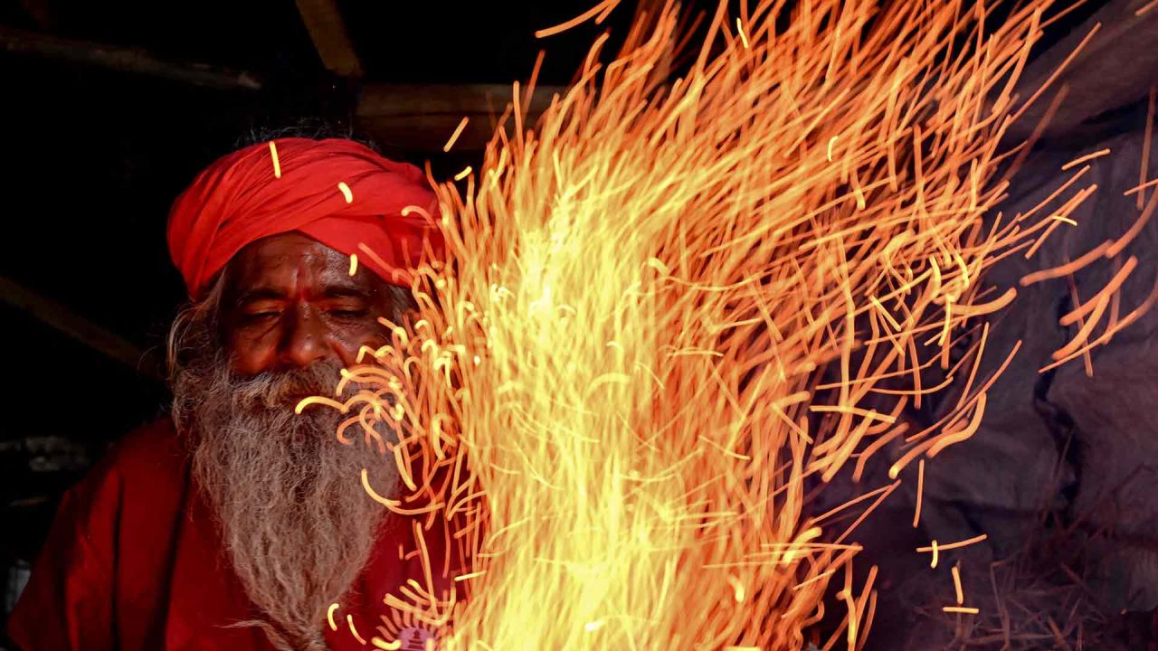Un sadhu o santo hindú quema bosques en un campo de tránsito, antes del próximo festival hindú 'Gangasagar Mela', en Calcuta. Foto de DIBYANGSHU SARKAR / AFP | Foto:AFP