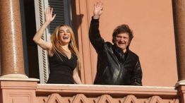 Fatima Florez y Javier Milei saludando desde el balcón de Casa Rosada 20240108
