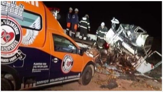 Tragedia en Brasil: al menos 25 muertos en un choque entre un micro turístico y un camión