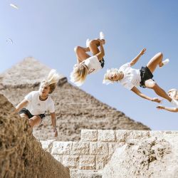 La atleta holandera Noa Diorgina se dio el gusto de hacer parkour junto a las pirámides de Gizah, Egipto.