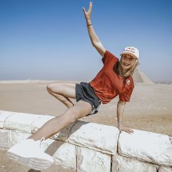 La atleta holandera Noa Diorgina se dio el gusto de hacer parkour junto a las pirámides de Gizah, Egipto.