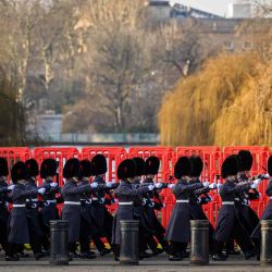 Soldados de la Compañía Número 7, los Guardias Coldstream, se preparan para formar una Guardia de Honor ceremonial en Londres. Foto de Leon Neal / AFP | Foto:AFP