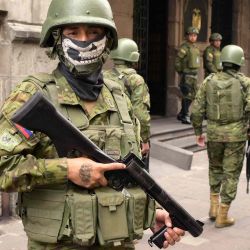 Los soldados están desplegados en el centro de Quito, después de que el presidente Daniel Noboa, declarara el estado de emergencia tras la fuga de prisión de un peligroso jefe narco. Foto de Rodrigo BUENDÍA / AFP) | Foto:AFP