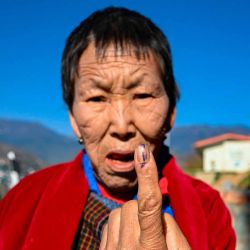 Una votante muestra la marca de tinta indeleble después de emitir su voto durante las elecciones generales en Thimphu. El reino Himalaya de Bután. Foto de Dinero SHARMA / AFP | Foto:AFP