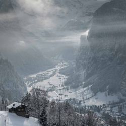 Vista del pueblo de Lauterbrunnen (abajo) vista desde la estación de esquí de Wengen en los Alpes de Berna. Foto de Fabrice COFFRINI / AFP | Foto:AFP