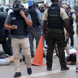Sospechosos arrestados afuera del canal de televisión TC de Ecuador después de que hombres armados no identificados irrumpieran en el estudio de televisión estatal en vivo. Foto de STRINGER / AFP | Foto:AFP
