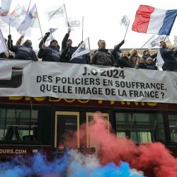 Agentes de policía ondean banderas en un autobús turístico con una pancarta que dice "Policías sufriendo, ¿qué imagen de Francia?" Mientras participan en una manifestación. Foto de Tomás Sansón / AFP | Foto:AFP