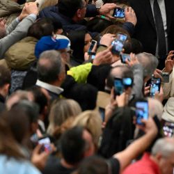 El Papa Francisco saluda a la gente al final de la audiencia general semanal. Foto de Tiziana FABI / AFP | Foto:AFP