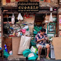 Un comerciante sentado afuera de una antigua tienda en el área de Chinatown de Bangkok. Foto de MANAN VATSYAYANA / AFP | Foto:AFP