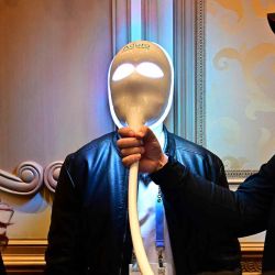 Un hombre se prueba la mascarilla Aduro Facial Tronic de Red Lite Therapy Collective durante Showstoppers, en el Consumer Electronics Show. Las Vegas. Foto de Frederic J. BROWN / AFP | Foto:AFP