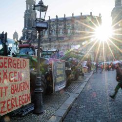Tractores en el centro de la ciudad mientras se manifiestan contra los planes del gobierno de eliminar los subsidios fiscales al diésel. Dresde, Alemania. Foto de JENS SCHLUETER / AFP | Foto:AFP