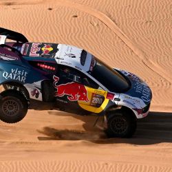 El piloto qatarí de Nasser Racing, Nasser Al-Attiyah, y su copiloto francés, Mathieu Baumel, corren con su coche a través de las dunas mientras compiten en la Etapa 5 del Rally Dakar. Foto de PATRICK HERTZOG / AFP | Foto:AFP