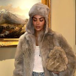 Kim Kardashian luce dos versiones de lujo del bolso de piel en sus vacaciones familiares en Aspen