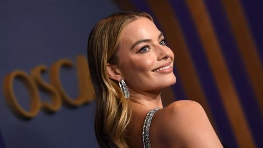 El vestido halter de Margot Robbie que demuestra que el cut out es la tendencia del verano