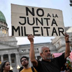 La gente participa en una manifestación en apoyo de la cultura y contra el proyecto de ley "Omnibus" presentado por el gobierno del presidente Javier Milei, en Buenos Aires. Foto de Luis ROBAYO/AFP | Foto:AFP
