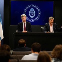El Ministro de Economía, Luis Caputo y el Presidente del Banco Central de Argentina, Santiago Bausili, durante una conferencia de prensa sobre el acuerdo alcanzado entre Argentina y el Fondo Monetario Internacional. Foto de Luis ROBAYO/AFP | Foto:AFP