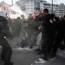 Estudiantes se enfrentan a la policía antidisturbios frente al Parlamento griego durante una manifestación contra los planes del gobierno para las universidades privadas, en Atenas. Foto de Angelos TZORTZINIS / AFP | Foto:AFP