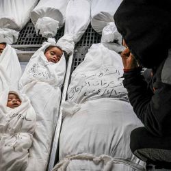 Los dolientes palestinos reaccionan ante los cuerpos de los miembros de la familia al-Orjani, después de que fueron asesinados durante el bombardeo israelí. Foto de AFP | Foto:AFP