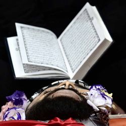 El cuerpo de Fahim Ahmed Al-Khatib durante su procesión fúnebre en la Gran Mezquita de la ciudad ocupada de Beitunia, en Cisjordania. Foto de Alberto PIZZOLI / AFP | Foto:AFP