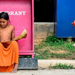 Un niño refugiado rohingya lee un libro en un refugio temporal en un edificio gubernamental en Banda Aceh. Foto de CHAIDEER MAHYUDDIN / AFP | Foto:AFP