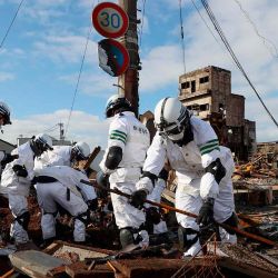 Oficiales de policía de la prefectura de Gunma trabajan cerca de las ruinas de la popular zona comercial que fue destruida por un incendio en la ciudad de Wajima. Foto de AFP | Foto:AFP
