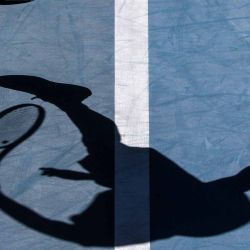 El francés Adrian Mannarino proyecta una sombra mientras sirve durante una sesión de práctica en el Rod Laver Arena de Melbourne. Foto de DAVID GREY / AFP | Foto:AFP