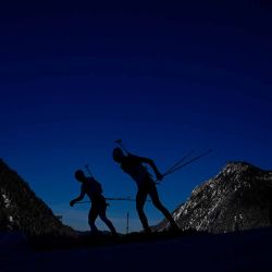 Los atletas compiten durante la prueba de relevos masculina de 4x7,5 km de la Copa Mundial de Biatlón IBU en Ruhpolding, sur de Alemania. Foto de Tobias SCHWARZ / AFP | Foto:AFP