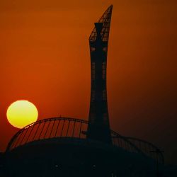 El sol se pone detrás del Estadio Internacional Khalifa en Doha, Qatar. Foto de Joya SAMAD / AFP | Foto:AFP