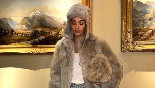 Kim Kardashian lleva 3 versiones de lujo del bolso de piel a sus vacaciones familiares en Aspen