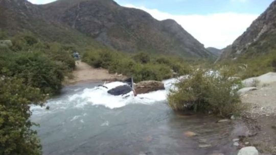 Mendoza: una camioneta cayó desde 7 metros a un arroyo y murió ahogada la pareja del conductor