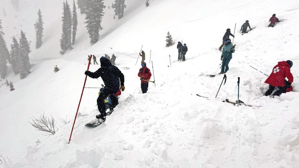 Una avalancha se desprendió el miércoles un centro de esquí de California cercano al lago Tahoe