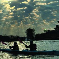 Con luna llena la oscuridad nunca llega a ser absoluta. Además, las casas isleñas con sus luces en los muelles también sirven de guía en el río. Los recorridos son fáciles, diseñados para remar relajados  y sin sobresaltos.