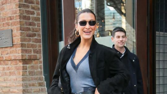 Bella Hadid vuelve con un estilo clásico con jeans de pierna recta y toques vintage