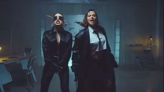 Emilia Mernes y Nathy Peluso se unen en una oda al empoderamiento femenino y en homenaje a la moda Y2K