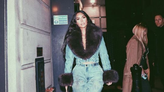 Kim Kardashian demuestra que el jean tiro alto sigue vigente esta temporada