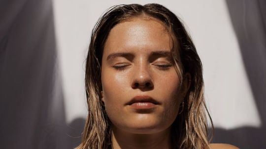 Simplificá tu rutina de skincare en vacaciones, sin dejar de lado estos 6 productos indispensables