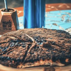 Tapalqué celebró la XII Fiesta de la Torta Negra en el Balneario Municipal. A su it gasronómico de panadería, la torta negra gigante, sumó fuegos, paseos guiados en minibús eléctrico, talleres y su termas. Para todos los gustos!.