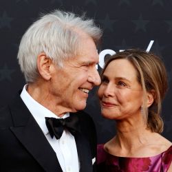 El actor y homenajeado estadounidense Harrison Ford y su esposa, la actriz estadounidense Calista Flockhart, llegan a la 29ª edición de los Critics Choice Awards en el Barker Hangar de Santa Mónica, California. | Foto:Michael Tran / AFP